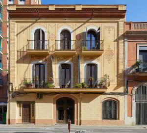 バルセロナにあるHostal Poblenouのバルコニー付きの建物