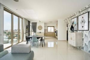 Photo de la galerie de l'établissement Presidential Two-Bedroom Apartment With Terrace, à Jérusalem