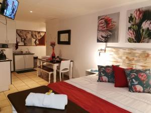 Katil atau katil-katil dalam bilik di King Protea Self Catering Accommodation in Erasmuskloof, Pretoria East