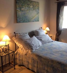 1 dormitorio con 1 cama con sábanas y almohadas blancas en Soggiornare a Cagliari en Cagliari