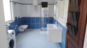 A bathroom at Apartments Marko Sutivan Insel Brać