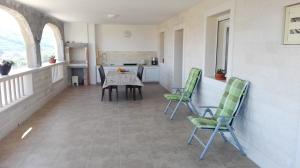 A kitchen or kitchenette at Apartments Marko Sutivan Insel Brać