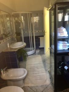 un bagno con due lavandini e un WC di Elena’s home a Cagliari