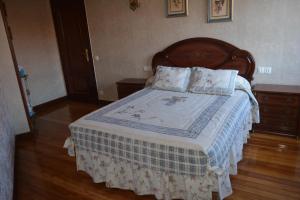 a bed with a wooden headboard in a bedroom at MARIELI in Barakaldo