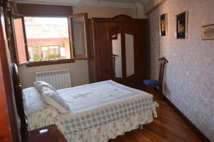 a small bedroom with a bed and a window at MARIELI in Barakaldo