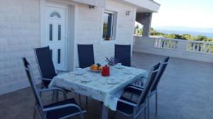 A balcony or terrace at Apartments Marko Sutivan Insel Brać