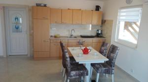 A kitchen or kitchenette at Apartments Marko Sutivan Insel Brać