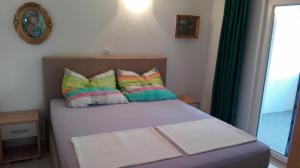 A bed or beds in a room at Apartments Marko Sutivan Insel Brać