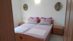 A bed or beds in a room at Apartments Marko Sutivan Insel Brać