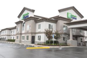 Holiday Inn Express & Suites Jackson, an IHG Hotel في جاكسون: واجهة الفندق