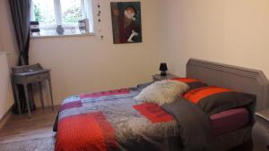 1 dormitorio con cama con edredón en Meublé de charme proche du centre ville, en Niederbronn-les-Bains