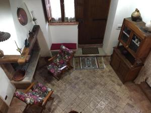 an overhead view of a living room with chairs at Appartamento la Verdura in Proceno