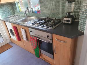 A kitchen or kitchenette at Elegant house 10 minutes walk to wembley stadium