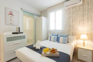 um quarto com uma cama com uma bandeja de comida em Ronda de Valencia apartamento em Madri