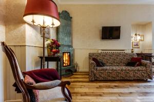 een woonkamer met een bank en een open haard bij Studios at Anchevskih 3 in Lviv