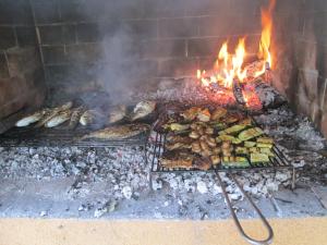 ein Grill mit vielen verschiedenen Arten von Speisen darauf in der Unterkunft Apartments A&G in Kaštela