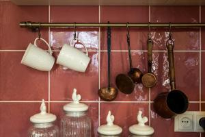 een groep potten en pannen die aan een muur hangen bij Studios at Anchevskih 3 in Lviv +73 foto's