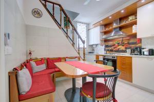 une cuisine avec une table et des chaises rouges ainsi qu'un escalier dans l'établissement RECIOTO Rialto-Market, à Venise