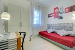 - une chambre avec un lit rouge et une table dans l'établissement RECIOTO Rialto-Market, à Venise