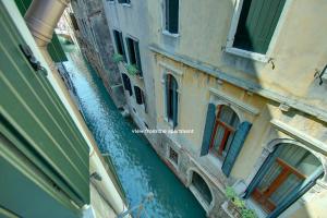 une vue aérienne sur un canal entre deux bâtiments dans l'établissement RECIOTO Rialto-Market, à Venise