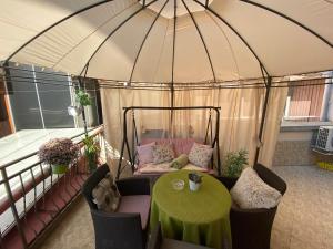 une tente avec un canapé et une table. dans l'établissement Romantica Apartament, à Plovdiv