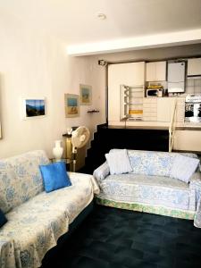 sala de estar con 2 camas y sofá en Celle mare con posto auto coperto, en Celle Ligure