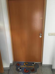 eine Tür mit Schuhen auf dem Boden davor in der Unterkunft Altstadt Ferienwohnung in Erfurt