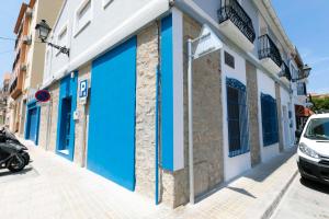 una puerta azul en el lateral de un edificio en Casa Estrella y Casa Carmen, en Denia