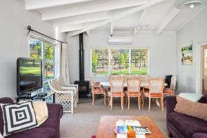 A seating area at Maxwell's Golf Retreat