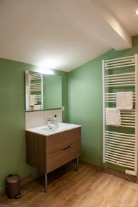 La salle de bains est pourvue d'un lavabo et d'un miroir. dans l'établissement Entre Montagne et lac, à Gérardmer