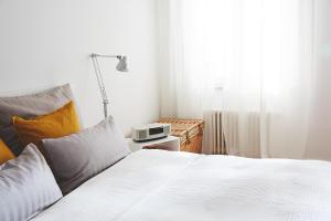 ein Schlafzimmer mit einem weißen Bett und einem Fenster in der Unterkunft Altstadtloft Teltow in Teltow