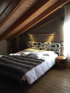 Un dormitorio con una cama grande en el ático. en LTHorses & Dreams, en La Thuile