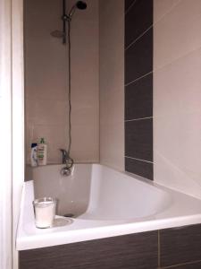 een wit bad met een wastafel in de badkamer bij Porte Bourgogne in Orléans
