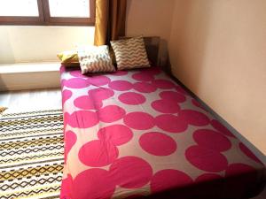 een slaapkamer met een bed met roze bloemen erop bij Porte Bourgogne in Orléans