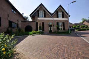 a brick driveway in front of a brick house at Villa Veertien in Dieren