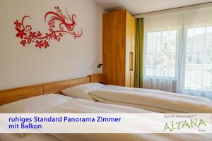 ein Schlafzimmer mit zwei Betten und einem Fenster in der Unterkunft Typically Swiss Hotel Altana in Scuol