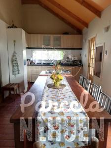 una cocina con mesa de madera y mantel. en Parcela 9 Nehuen, en Talagante