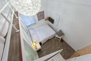高雄的住宿－理歐111/巨蛋瑞豐館，卧室享有高空美景,配有一张床和一个吊灯