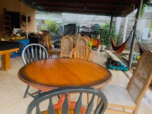 - une table et des chaises en bois dans l'établissement PaCasa Hostel, à David