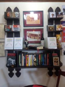 a book shelf on a wall with books at RESONAMUH - Hostel in São Pedro da Aldeia