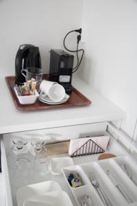 uma gaveta numa cozinha com um micro-ondas em B&B Mondriaan em Amsterdã