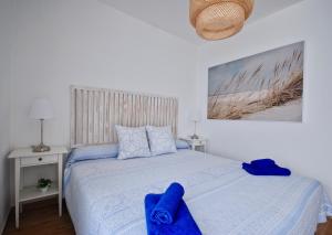 グラン・タラハルにあるSky Lovers Jacuzzi Fuerteventuraのベッドルーム1室(青いタオル付きのベッド1台付)