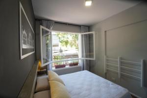 sypialnia z łóżkiem i oknem w obiekcie Mendoza Centro Aparment w mieście Mendoza