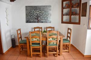 comedor con mesa de madera y sillas en Casa El Simancón en Grazalema