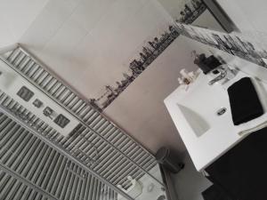 b&b black-and-white في غالّيبولي: حمام أبيض مع حوض ومرحاض