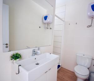 biała łazienka z umywalką i toaletą w obiekcie Sky Lovers Jacuzzi Fuerteventura w mieście Gran Tarajal
