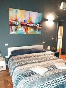 Schlafzimmer mit einem Bett mit Wandgemälde in der Unterkunft Modena Charme Sant'Eufemia in Modena