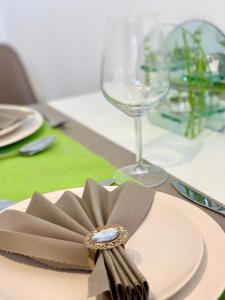 einen Tisch mit einer Platte mit einer Gabel und einem Glas in der Unterkunft L'appart des Tanneurs in Metz