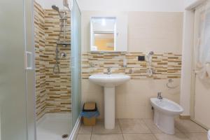 A bathroom at I Granai Messina Még 20 kép