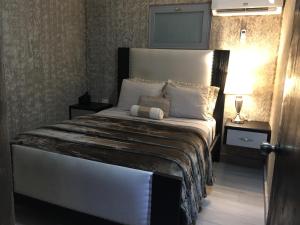 Postel nebo postele na pokoji v ubytování SEGOVIA STUDIO UNITS